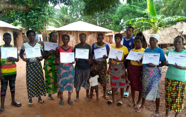 Remise du diplôme d'alphabétisation fonctionnelles aux femmes membres des coopératives de transformation de manioc dans la région du Mono au Bénin