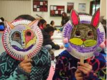 Kinderen onherkenbaar met geknutselde maskertjes