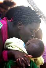 Jeune maman adolescente à Goma.