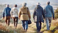 Senioren aan het wandelen in de natuur
