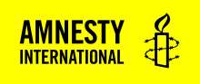 Logo van Amnesty International. Platte gele rechthoek met de letters Amnesty International in het zwart en een brandende kaars in zwarte lijnen met prikkeldraad eromheen gewikkeld.
