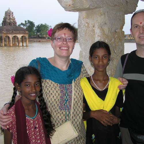 Deze foto toont An en Raf met 2 van hun Indische sponsorkinderen
