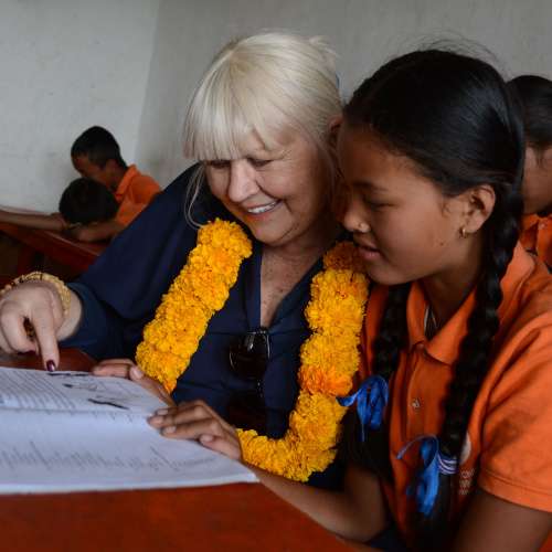 Onze stichter-voorzitter Sophie met petekind in Nepal