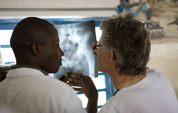 Afrikaanse en Belgische arts bekijken radiografie