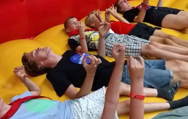Enthousiaste kinderen liggend op een springkasteel
