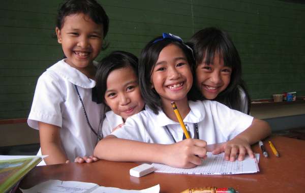 Kinderen op schoolbanken in De Filipijnen